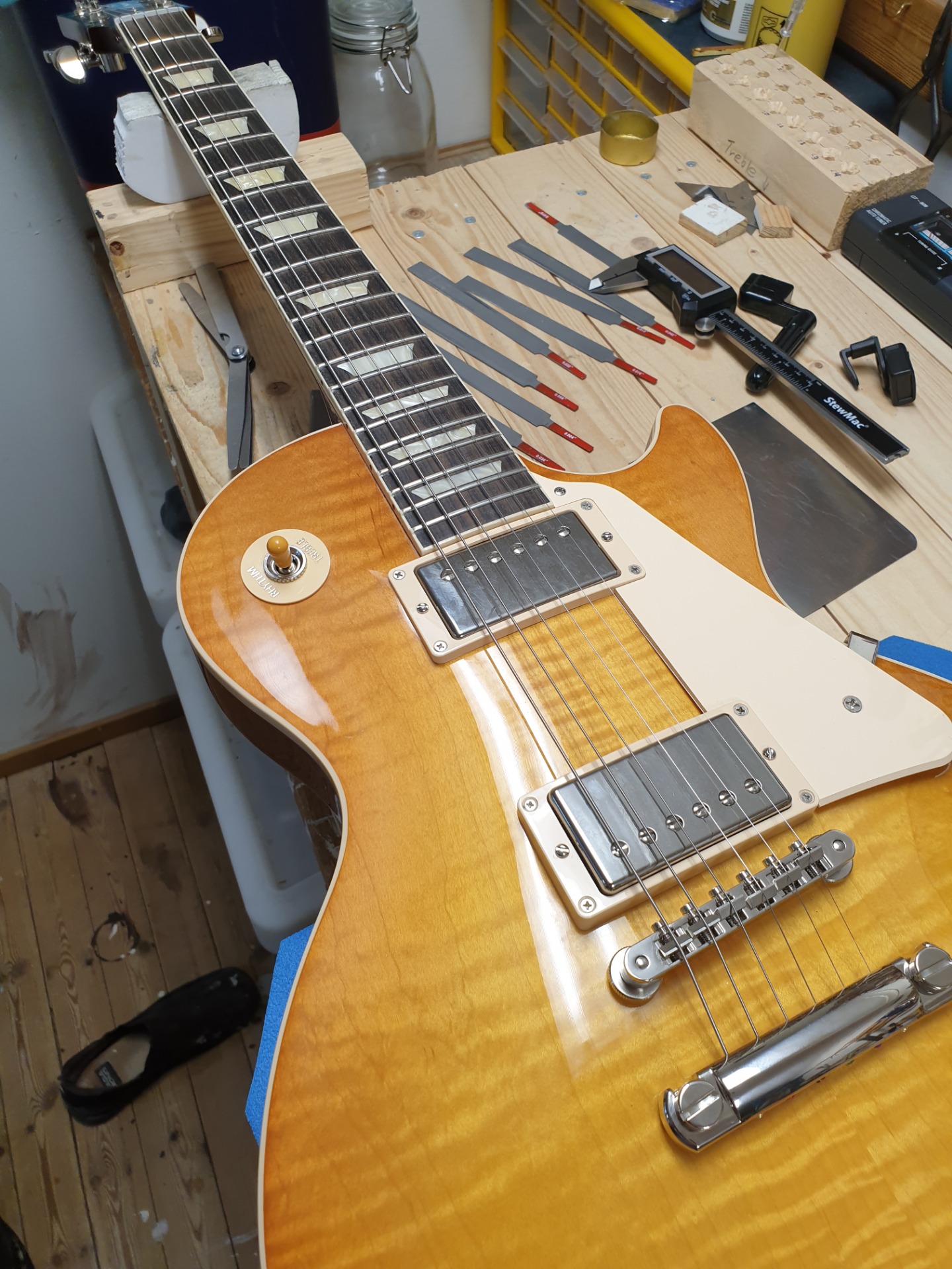 Justering av översadel Gibson Les Paul