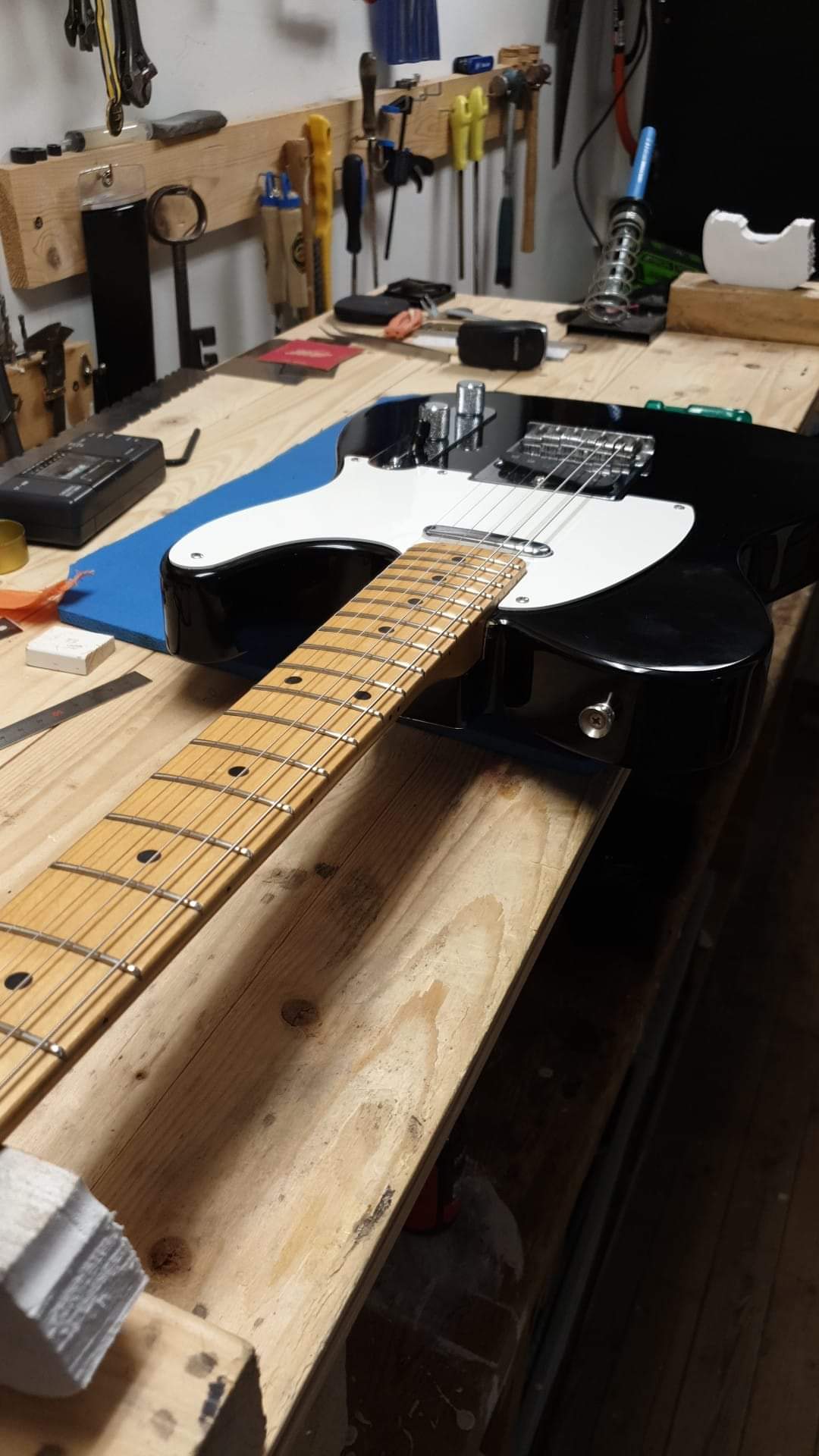 Telecaster, ombandad, ny bensadel och jack klar för leverans.