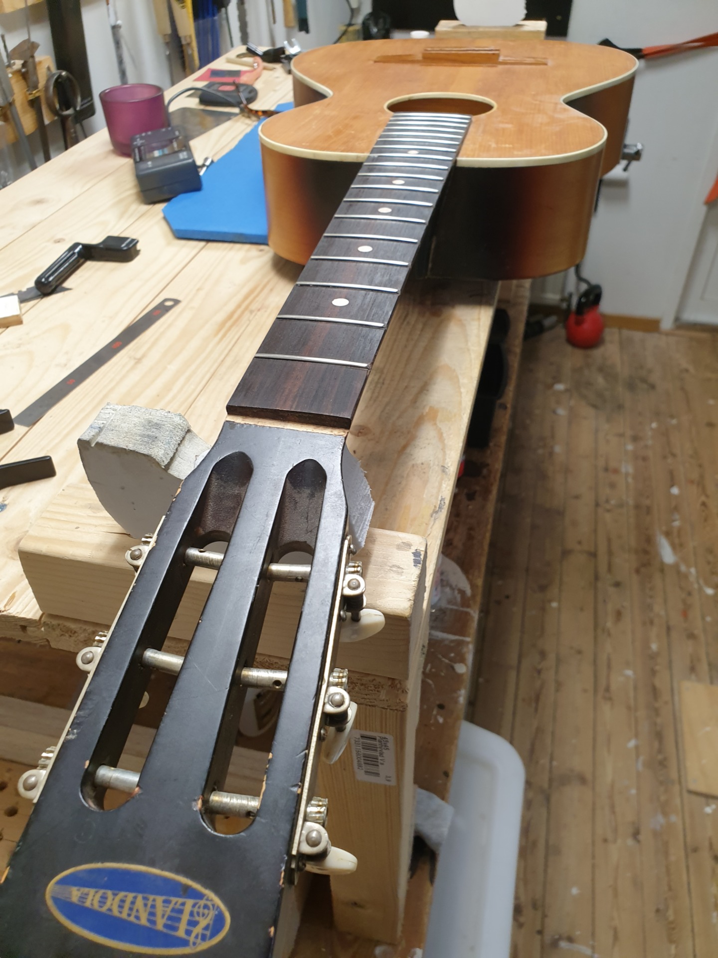 Gammal Landola med avslagen hals repareras. Greppbrädan får 12tums radie och nya band.