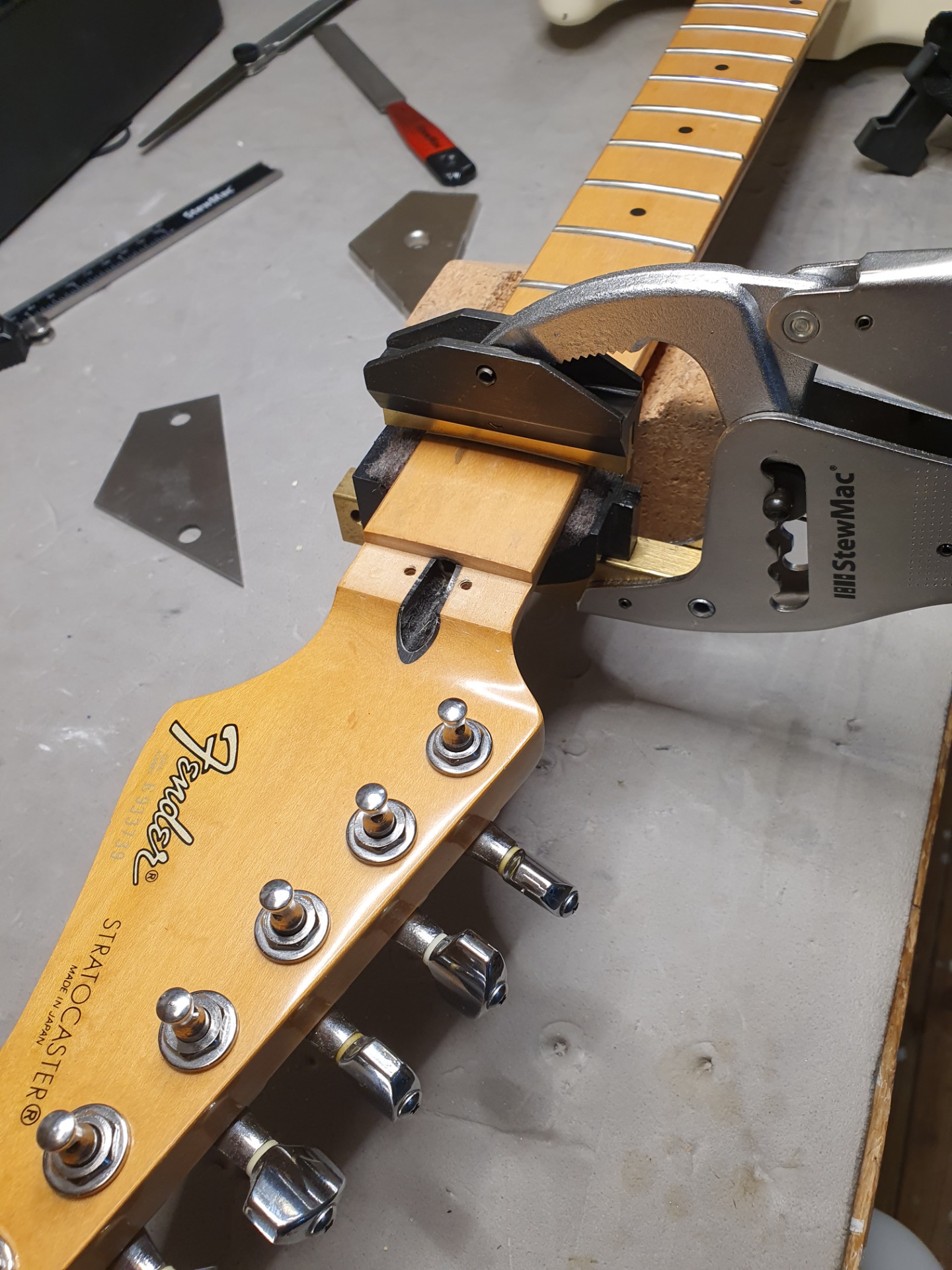 Fäster de två första banden som släppt samt gör bandslip.