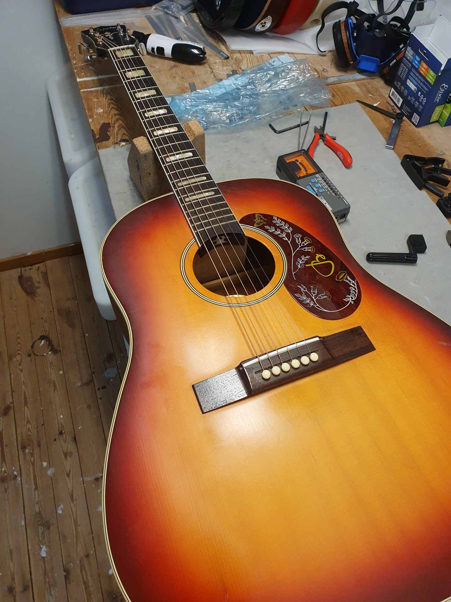 Korrigerar halsinfästning och halsvinkel på 60-tals Bjärton.