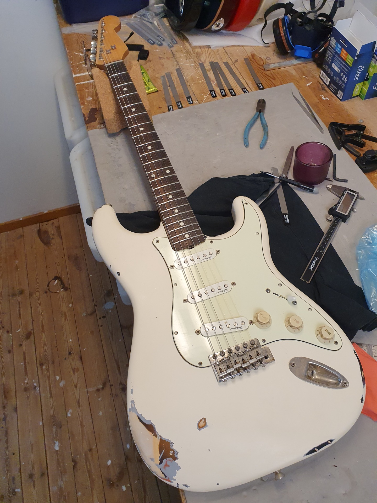 Ytterligare en Stratocaster. Bandslip, sadelfix och montering.