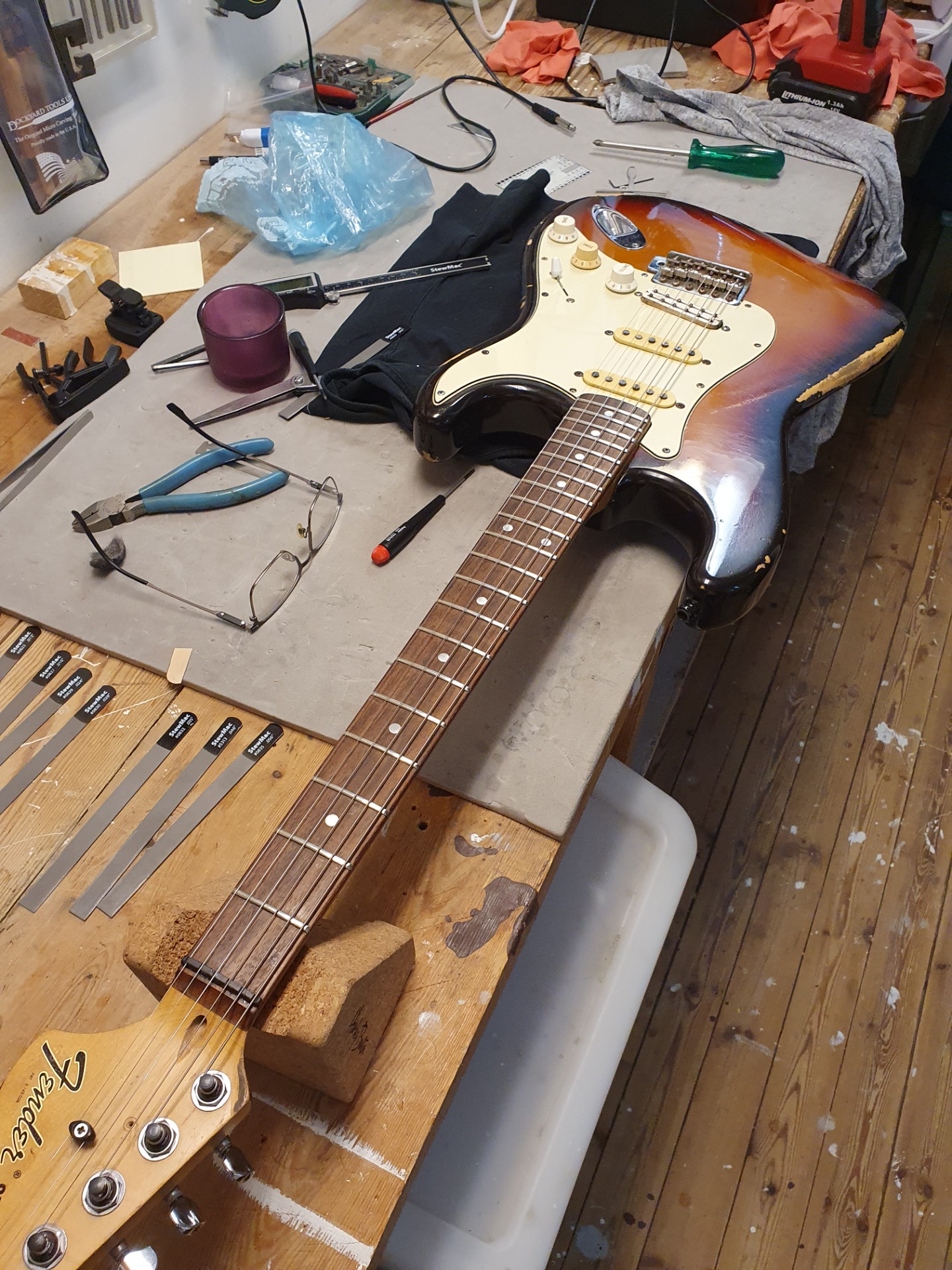 Stratta,  bandslipad och klar för leverans.